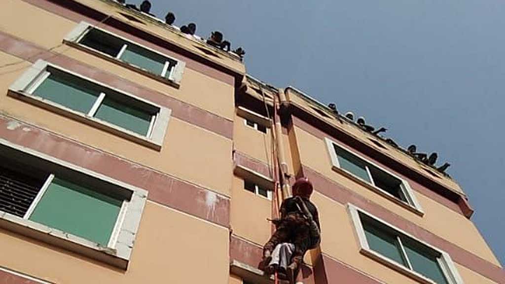 মাদ্রাসার ৬ তলার কার্নিসে আটকা শিক্ষার্থী, ৯৯৯ এ ফোনে উদ্ধার