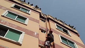 মাদ্রাসার ৬ তলার কার্নিসে আটকা শিক্ষার্থী, ৯৯৯ এ ফোনে উদ্ধার
