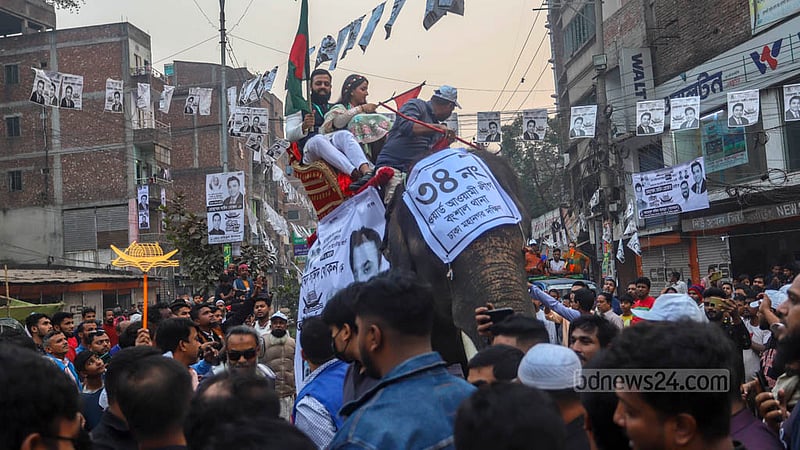 দ্বাদশ জাতীয় সংসদ নির্বাচনের প্রচারের শেষ মুহূর্তে বৃহস্পতিবার সূত্রাপুর এলাকায় হাতির পিঠে চড়ে গণসংযোগ করেন ঢাকা-৬ আসনের নৌকার প্রার্থী সাঈদ খোকনের পরিবারে সদস্যরা।