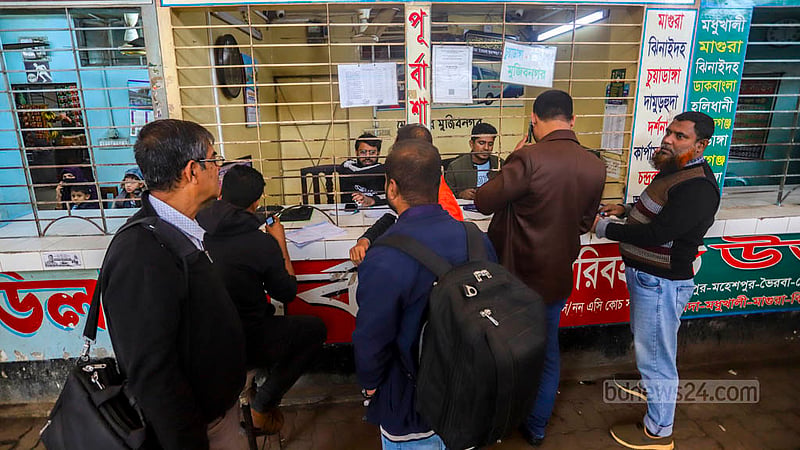 ঢাকার গাবতলী বাস টার্মিনালে শুক্রবার দূরপাল্লার বাসের অপেক্ষায় যাত্রীরা।