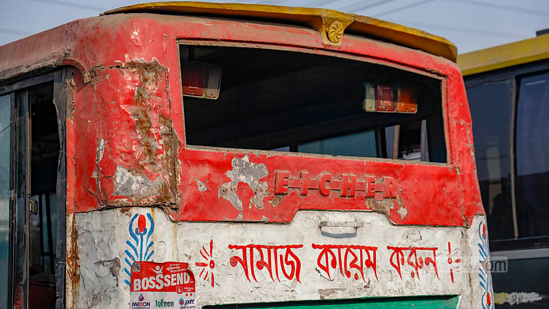 কোনো বাসের পেছনের কাঁচ ভাঙা তো কোনটার কাচ নেই; কিন্তু এগুলো দেখার নেই কেউ। সড়কে এমন চেহারা নিয়েই চলছে লোকাল বাস।