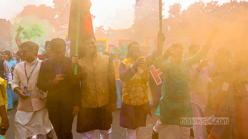 ঢাকা বিশ্ববিদ্যালয় এলাকায় বৃহস্পতিবার ছাত্রলীগের ৭৬তম প্রতিষ্ঠাবার্ষিকীতে শোভাযাত্রায় রঙিন গ্যাস ছড়ানো হয়।