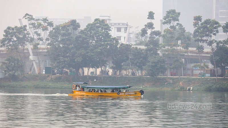 ঢাকায় গত কয়েক দিন ধরে ধোঁয়াশা দেখা যাচ্ছে; দিনভর দেখা মেলে না সূর্যের।