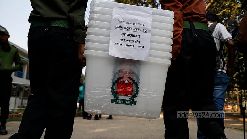 রেসিডেন্সিয়াল মডেল কলেজে শনিবার সকালে ঢাকা-১৩ আসনের নির্বাচন সামগ্রী বিতরণ শুরু হয়।