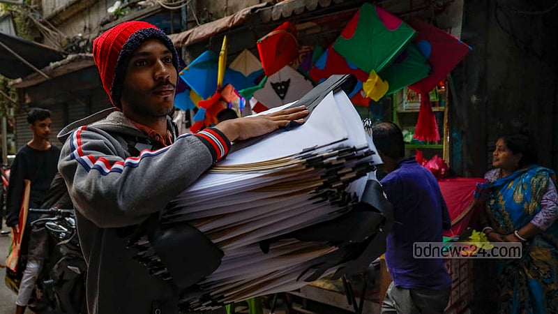 ‘সাকরাইন’ বা ঘুড়ি উৎসব উপলক্ষে পুরান ঢাকার শাঁখারীবাজার থেকে ঘুড়ি কিনে থাকেন নানা বয়সের মানুষ।