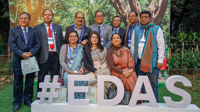 পুনর্মিলনের ক্ষণ হল ফ্রেমবন্দি। শুক্রবার বিকালে টিএসসি প্রাঙ্গণে বসেছিল ঢাকা বিশ্ববিদ্যালয়ের ইংরেজি বিভাগের সাবেক শিক্ষার্থীদের মিলন মেলা।