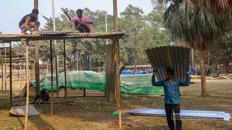 ঢাকার সোহরাওয়ার্দী উদ্যানে একুশে বইমেলার স্টলে ছাউনি দেওয়ার কাজ করছেন শ্রমিকেরা।