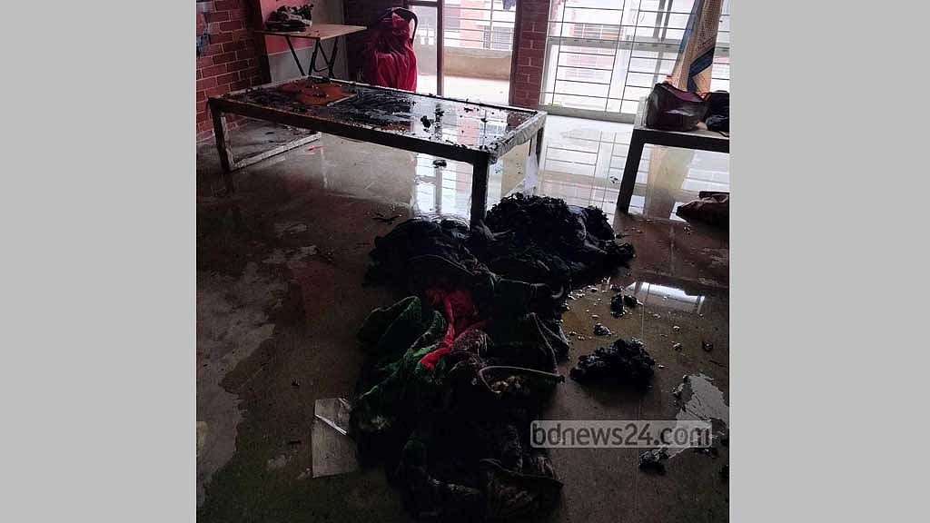 জাবির ফজিলাতুন্নেসা হলের একটি রুমের বিছানা পুড়েছে, পাশে ছিল অ্যাসট্রে