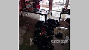 জাবির ফজিলাতুন্নেসা হলের একটি রুমের বিছানা পুড়েছে, পাশে ছিল অ্যাসট্রে