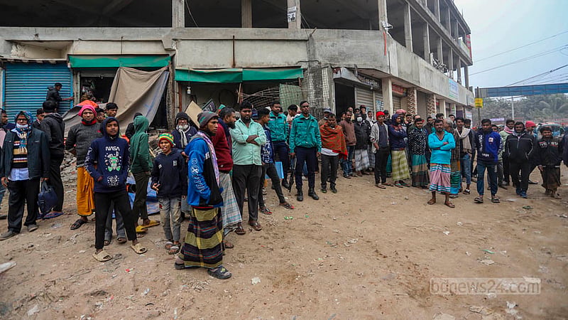 ঢাকার মোহাম্মদপুরে বসিলা রোডে উত্তর সিটি করপোরেশনের উচ্ছেদ অভিযান দেখতে উৎসুক জনতার ভিড়।