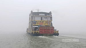 ঘন কুয়াশা: ৯ ঘণ্টা পর দৌলতদিয়া-পাটুরিয়া ফেরি পারাপার শুরু