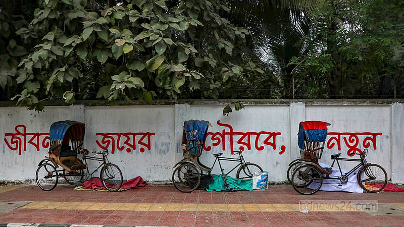 ঢাকা বিশ্ববিদ্যালয় এলাকায় ফুটপাতে নিজের রিকশার নিচে শীতের রাত কাটিয়ে দেয় কিছু শ্রমজীবী মানুষ।