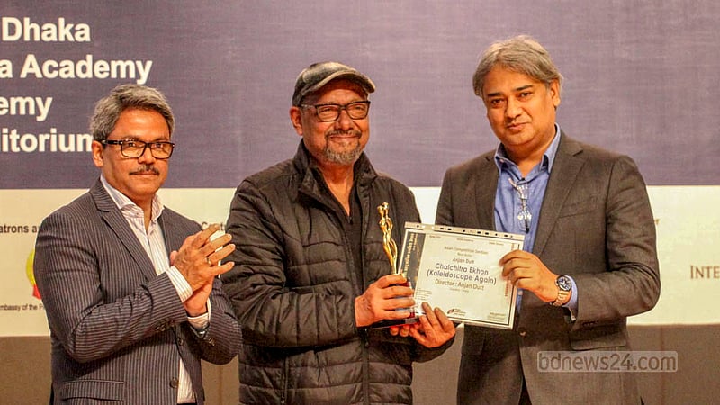 ঢাকা আন্তর্জাতিক চলচ্চিত্র উৎসবের সমাপনী অনুষ্ঠানে রোববার সঙ্গীতশিল্পী, অভিনেতা&amp;nbsp; অঞ্জন দত্তন হাতে সেরা অভিনেতার পুরস্কার তুলে দেন তথ্যপ্রতিমন্ত্রী মোহাম্মদ আলী আরাফাত। মৃণাল সেনকে নিয়ে ‘চালচিত্র এখন’ সিনেমার জন্য তিনি এ পুরস্কার পেয়েছেন।