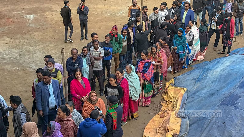 দ্বাদশ জাতীয় নির্বাচনে ভোটগ্রহণ শুরুর পর সকাল ৯টা ৪৫ মিনিটে চট্টগ্রাম মুসলিম এডুকেশন সোসাইটি উচ্চ বিদ্যালয় কেন্দ্রের বাইরের চিত্র।