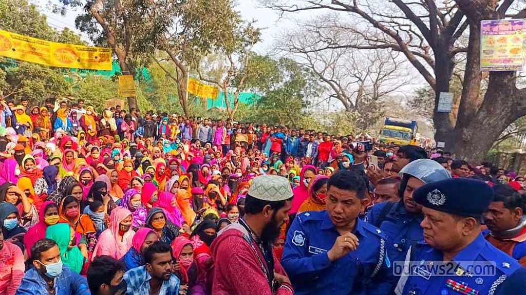 ঢাকা-আরিচা মহাসড়ক অবরোধ শ্রমিকদের, গাড়ি চলাচল বন্ধ সাড়ে ৩ ঘণ্টা