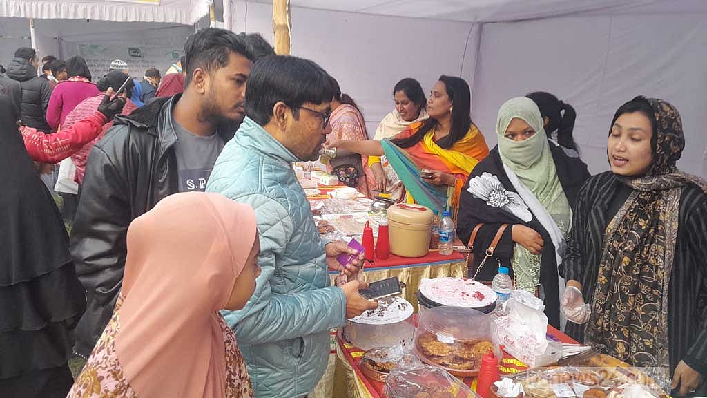 বগুড়ায় পিঠা মেলায় সব বয়সীদের ভিড়