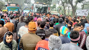 বেতন বৃদ্ধির দাবিতে ঢাকা-আরিচা মহাসড়ক অবরোধ শ্রমিকদের