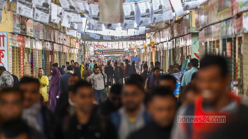 দ্বাদশ জাতীয় সংসদ নির্বাচনের আগে তিন দিন ছুটি মেলায় ঢাকার গাবতলী বাস টার্মিনাল থেকে শুক্রবার অনেকেই ধরেছেন বাড়ির গাড়ি।