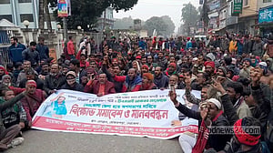 পুলিশের 'চাঁদাবাজির' প্রতিবাদে বিক্ষোভ, ২ ঘণ্টা জটে