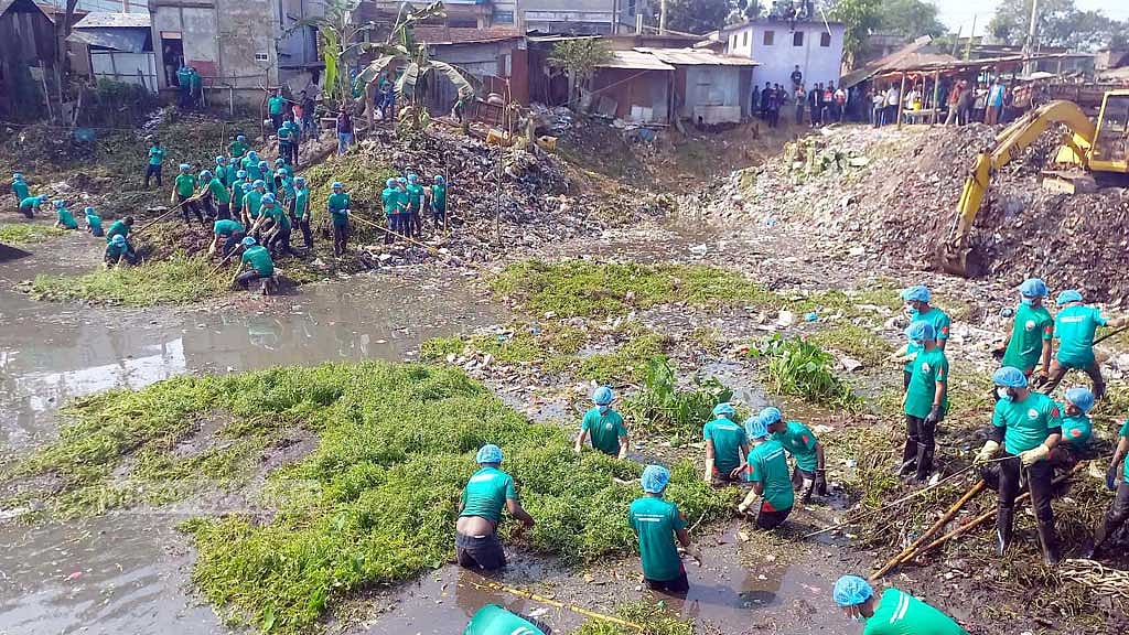 খোয়াই নদীর কচুরিপানা ও বর্জ্য অপসারণে ব্যারিস্টার সুমন