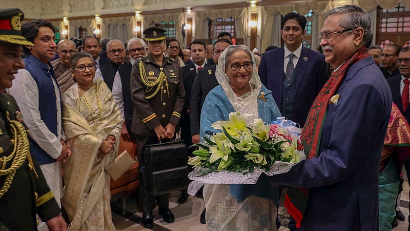 বঙ্গভবনের দরবার হলে বৃহস্পতিবার সন্ধ্যায় নতুন সরকারের শপথগ্রহণের পর প্রধানমন্ত্রী শেখ হাসিনাকে ফুল দিয়ে শুভেচ্ছা জানান রাষ্ট্রপতি মো.সাহাবুদ্দিন।