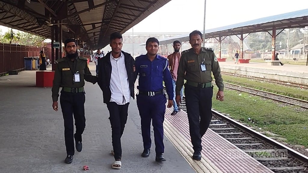রেললাইনের ক্লিপ ‘খোলার সময়’ যুবক আটক