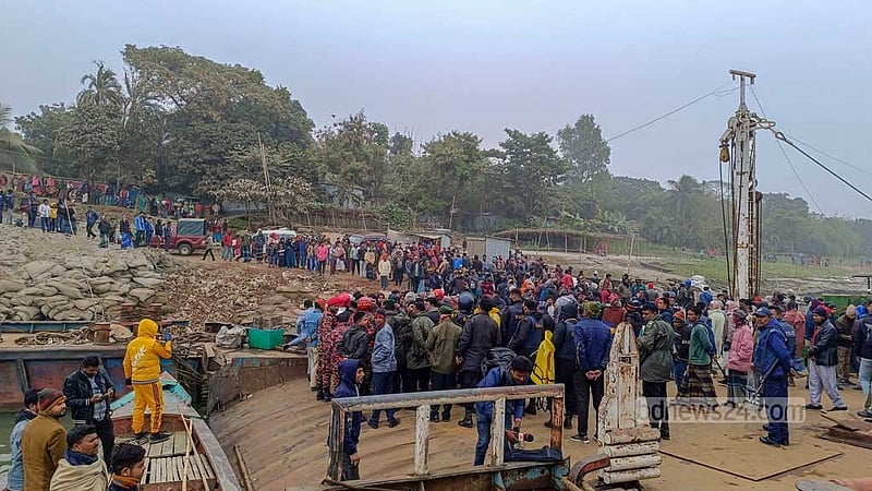 মানিকগঞ্জের পাটুরিয়া ঘাটের কাছে বুধবার সকালে ঘন কুয়াশার মধ্যে ‘রজনীগন্ধা-৭’ ফেরি ডুবে গেলে সেখানে ভিড় করে মানুষ।