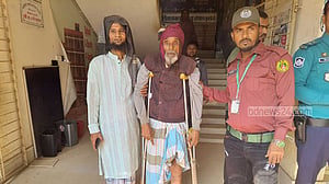 দ্রব্যমূল্য কমিয়ে গরিব মানুষকে বাঁচান, ভোট দিয়ে বৃদ্ধের আকুতি