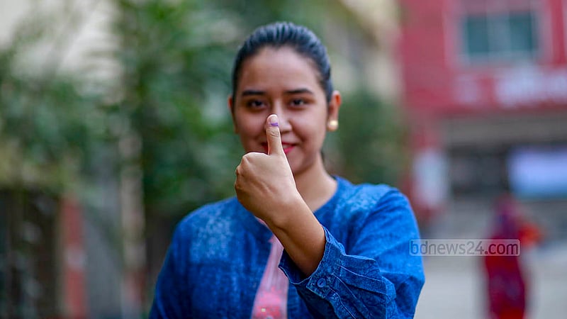 দ্বাদশ সংসদ নির্বাচনে রোববার দুপুরে দনিয়া কলেজের ভোট কেন্দ্রে প্রথমবার ভোট দিয়ে আঙুলের অমোচনীয় কালি দেখান তাশফিয়া ইসলাম।