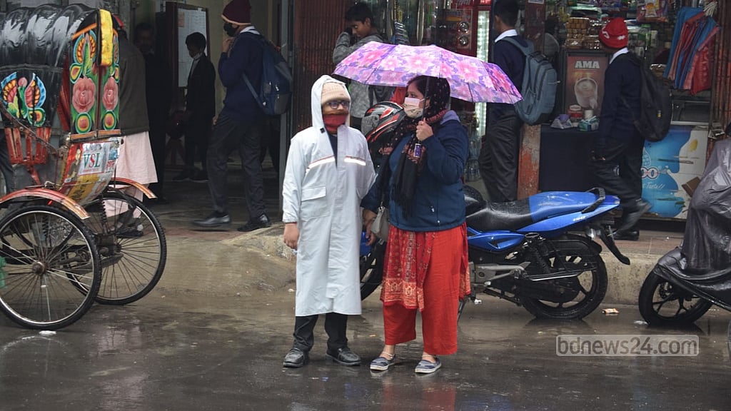 বরিশালে কনকনে ঠান্ডার মধ্যে বৃষ্টি, শিশুদের স্কুলে যেতে কষ্ট