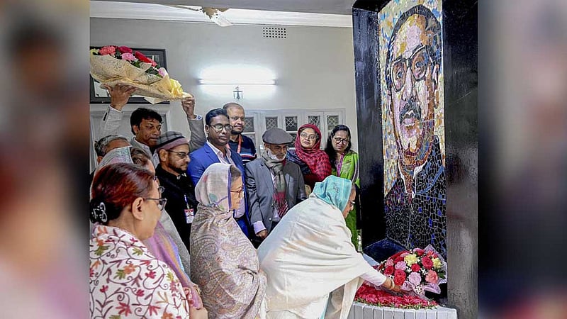 বাংলাদেশ আওয়ামী লীগ সভাপতি শেখ হাসিনা মঙ্গলবার সকালে ধানমন্ডি ৩২ নম্বরে জাতির পিতা বঙ্গবন্ধু শেখ মুজিবুর রহমানের প্রতিকৃতিতে পুষ্পস্তবক অর্পণ করেন। এসময় তার সঙ্গে ছোট বোন শেখ রেহানা ও কন্যা সায়মা ওয়াজেদ পুতুল উপস্থিত ছিলেন।