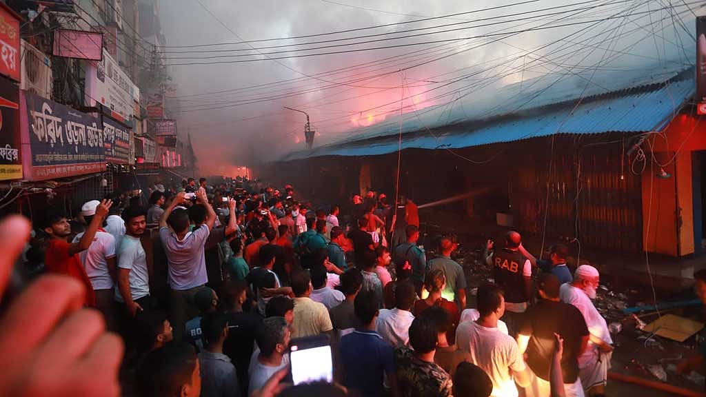 সাড়ে ৫ ঘণ্টার চেষ্টায় নিয়ন্ত্রণে মোহাম্মদপুর কৃষি মার্কেটের আগুন