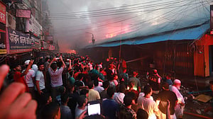 সাড়ে ৫ ঘণ্টার চেষ্টায় নিয়ন্ত্রণে মোহাম্মদপুর কৃষি মার্কেটের আগুন