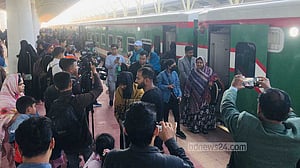 কক্সবাজার গেল দ্বিতীয় আন্তঃনগর ‘পর্যটক এক্সপ্রেস’