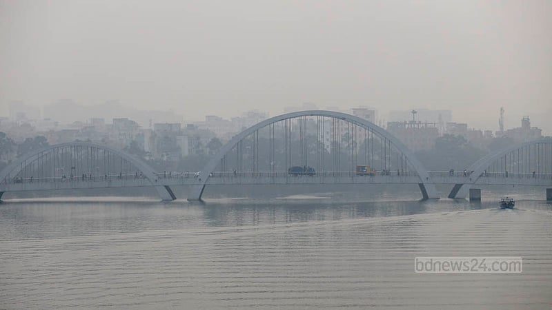ধোঁয়াশা ঘেরা হাতিরঝিলের মঙ্গলবার দুপুরের চিত্র, দেখে বোঝার উপায় নেই যে এখন সকাল না দুপুর।