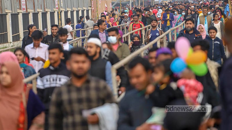ঢাকা আন্তর্জাতিক বাণিজ্য মেলার ফটকের সামনে শুক্রবার বিকালে দর্শনার্থীদের ভিড়।