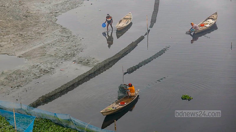 ধলেশ্বরী নদীর তীর ঘেঁষে রাতে পেতে রাখা চায়না জালে মাছ পড়েছে কিনা তা সকালে দেখছেন জেলেরা।