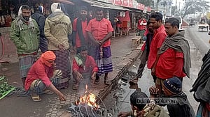 শীতের বৃষ্টিতে দুর্বিষহ জীবন