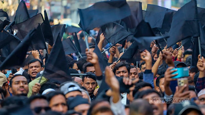 দ্রব্যমূল্যের ঊর্ধ্বগতি, খালেদা জিয়াসহ বন্দিদের মুক্তি ও নির্বাচন বাতিলের দাবিসহ শনিবার নয়াপল্টনে দলের কেন্দ্রীয় কার্যালয়ের সামনে কালো পতাকা মিছিলে বিএনপির নেতাকর্মীরা।