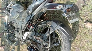 মেরিন ড্রাইভে বাইকের নিয়ন্ত্রণ হারিয়ে খাদে, কলেজ ছাত্রীর মৃত্যু