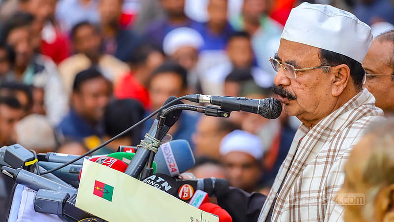 ঢাকার নয়া পল্টনে বিএনপির কেন্দ্রীয় কার্যালয়ের সামনে থেকে কালো পতাকা মিছিল শুরুর আগে শনিবার সমাবেশে বক্তব্য দেন দলের স্থায়ী কমিটির সদস্য গয়েশ্বর চন্দ্র রায়।