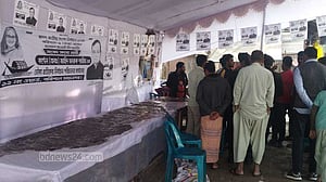 বরিশালে নৌকার অফিসে আগুন, অভিযোগের তীর সাদিকের দিকে