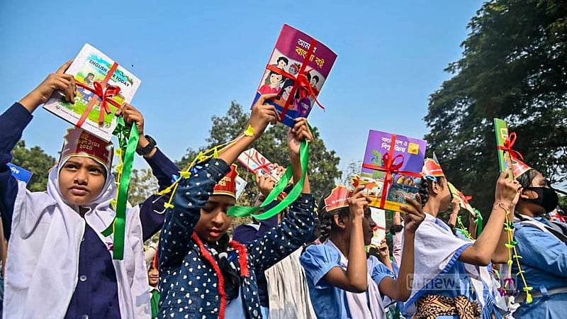নতুন বছর, নতুন বই; শিক্ষার্থীরাও বছরের প্রথম দিনে বই পেয়ে উচ্ছ্বসিত। সোমবার সকালে মিরপুরের ন্যাশনাল সরকারি প্রাথমিক বিদ্যালয় প্রাঙ্গণে।