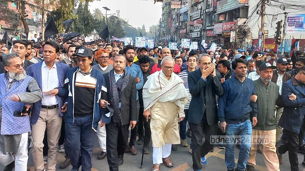 আত্মগোপন ছেড়ে প্রকাশ্যে, কালো পতাকা মিছিলে বিএনপি নেতারা