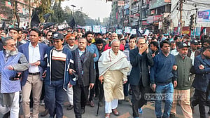 আত্মগোপন ছেড়ে প্রকাশ্যে, কালো পতাকা মিছিলে বিএনপি নেতারা