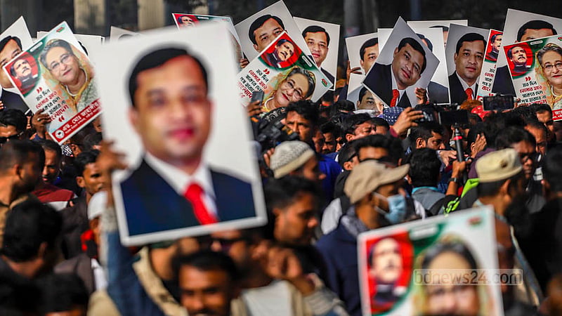 বঙ্গবন্ধুর স্বদেশ প্রত্যাবর্তন দিবস উপলক্ষে সোহরাওয়ার্দী উদ্যানে আওয়ামী লীগের সমাবেশে যোগ দিতে ঢাকা বিশ্ববিদ্যালয় এলাকায় বুধবার প্ল্যাকার্ড হাতে দলটির নেতাকর্মীরা।
