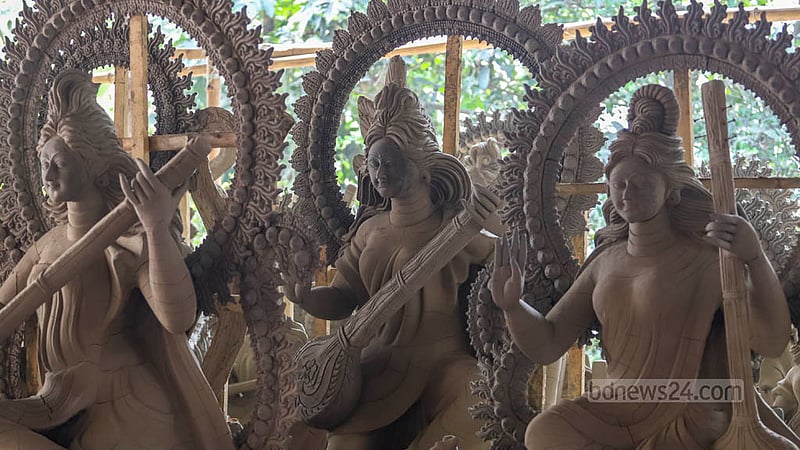 ঢাকার রমনায় কালি মন্দিরে গোপালগঞ্জ থেকে আসা প্রতিমা শিল্পীরা ৮০টি সরস্বতী প্রতিমা তৈরির কাজ পেয়েছেন।