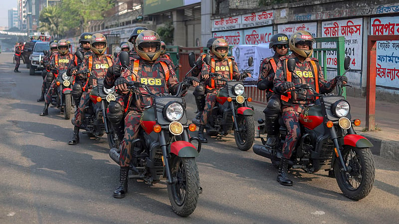 দ্বাদশ জাতীয় নির্বাচনে ভোটগ্রহণের দিন রোববার সকালে রাজধানীর সায়েন্সল্যাব এলাকার সড়কে বিজিবির টহল।