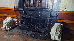 রামুর বৌদ্ধ বিহারে আগুন, পুড়েছে সিঁড়ি