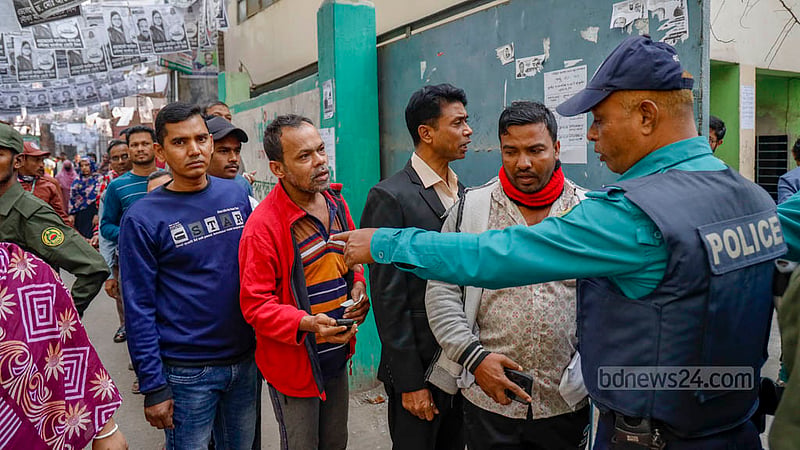 দ্বাদশ সংসদ নির্বাচনে ঢাকা ৪ আসনের জুরাইন আদর্শ সরকারি প্রাথমিক বিদ্যালয় কেন্দ্রে রোববার সকালে ভোটারদের লাইন।